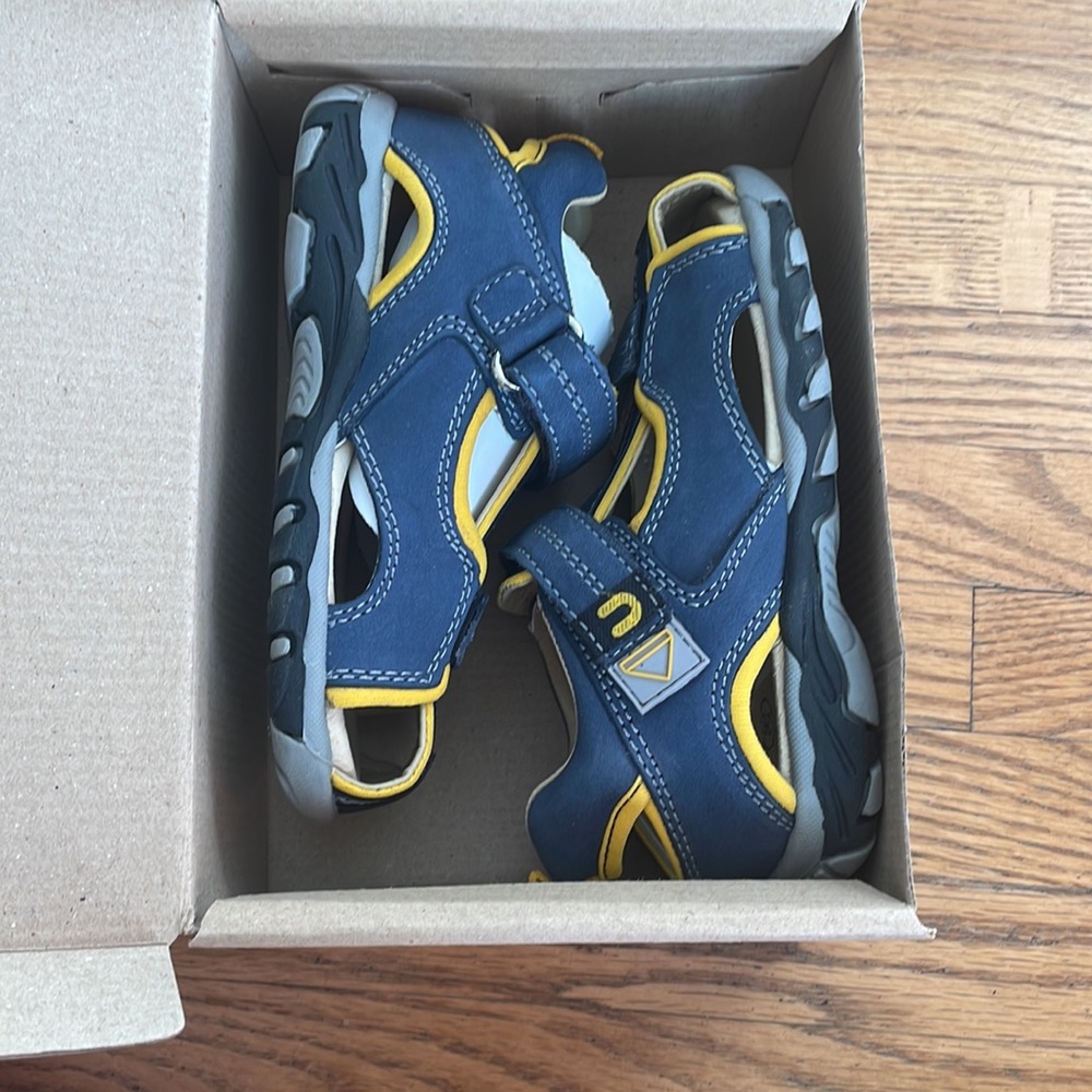 Umi toddler size 9 sandal - Picture 5 of 5